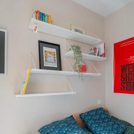 In Canal Saint Martin Apartment *